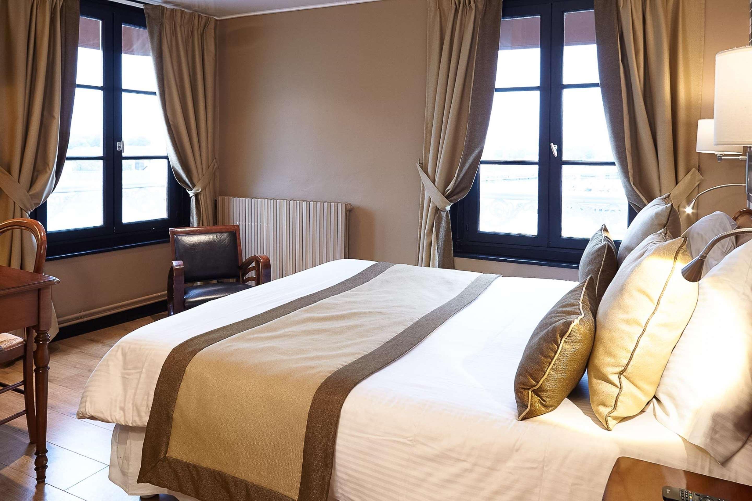 Best Western Le Cheval Blanc -Vue Sur Le Port-Plein Centre Ville Honfleur Exterior foto