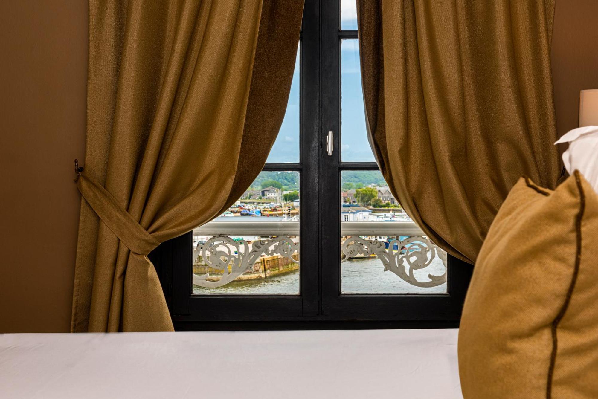 Best Western Le Cheval Blanc -Vue Sur Le Port-Plein Centre Ville Honfleur Exterior foto